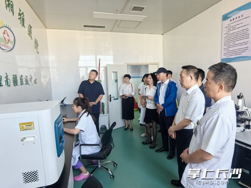 湘雅医院专家组现场调研。照片由湘雅医院提供。
