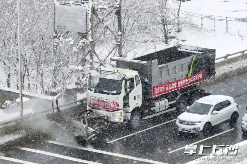 盈峰环境除雪车在作业。 企业供图