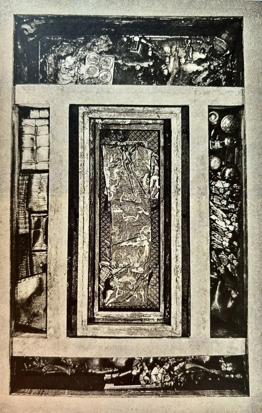 一号墓“井”字形椁室，中间为T形帛画出土时的状态。