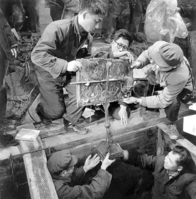 1973年，马王堆三号墓漆器兵器架出土瞬间。