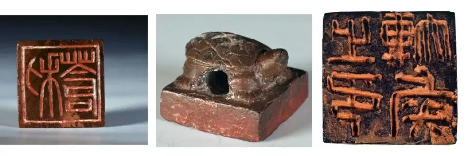 二号墓出土的三枚印章，左侧为私印“利苍”、中间为官印“长沙丞相”、右侧为爵印“轪侯之印”。