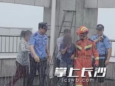 暴雨中，民警声嘶力竭喊回一条生命。长沙晚报通讯员 唐采苓 供图