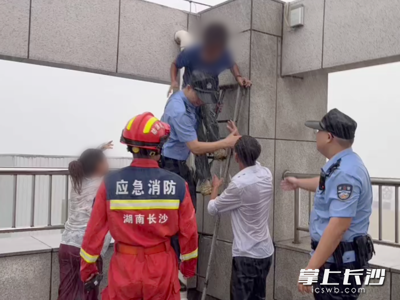暴雨中，民警声嘶力竭喊回一条生命。长沙晚报通讯员 唐采苓 供图