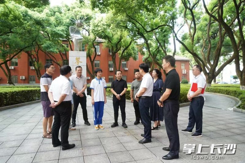 校领导鼓励万雨欣同学继续努力,勇攀高峰。 校领导鼓励万雨欣同学继续努力,勇攀高峰。