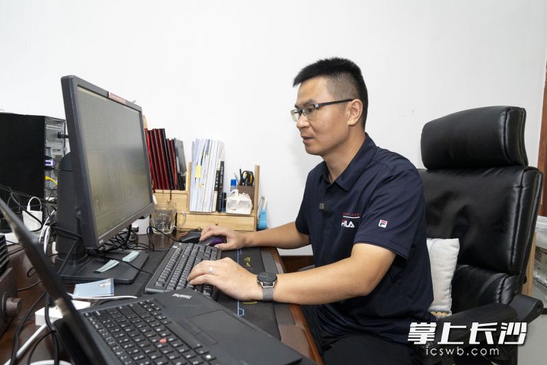 长沙市规划勘测设计研究院航测遥感数据部高级工程师王亚军向记者展示实景三维模型。长沙晚报全媒体记者 周数邑 摄