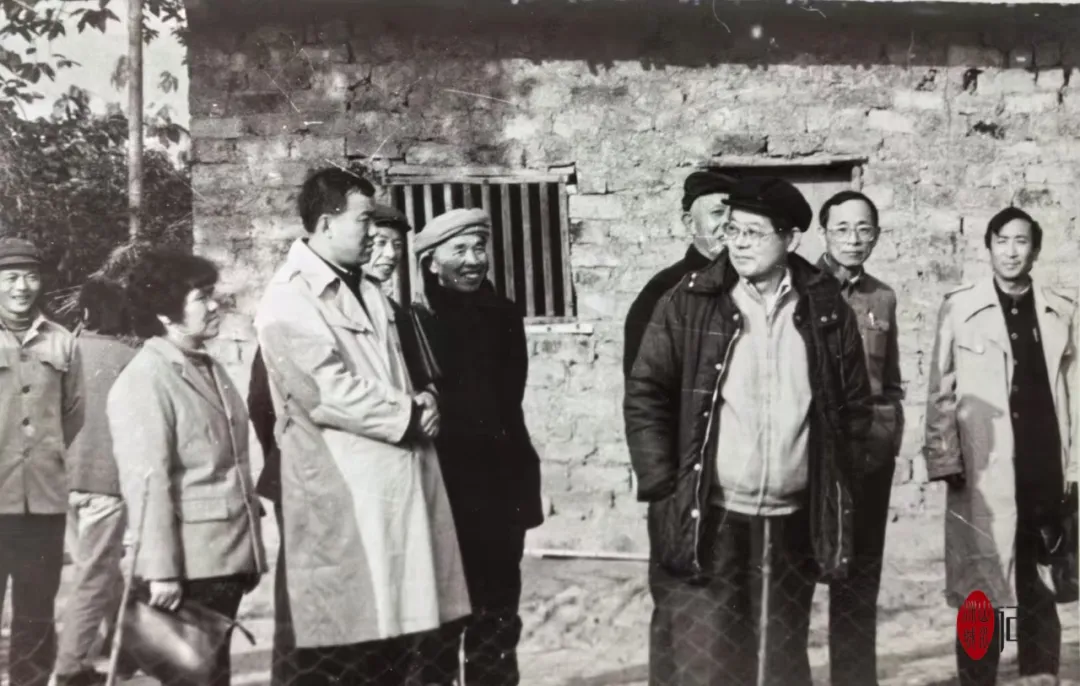 1988年，周光召（右三）回宁乡探望家乡人民。曾秉炎 摄
