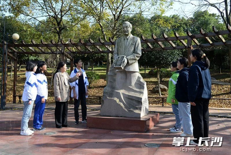 宁乡一中校园内矗立着一尊周光召院士手捧“两弹一星功勋奖章”的赠勋石像。图片来源：掌上长沙