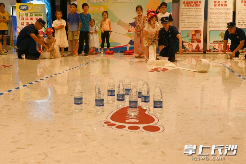 高新消防开展“我是小小消防员”趣运会。  均为长沙晚报全媒体记者罗悦摄