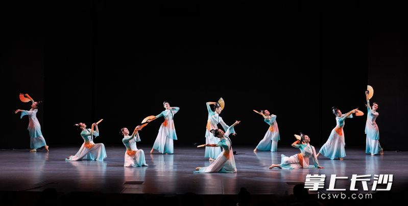 长沙市一中城南中学舞蹈团表演的《醉春风》，指导老师张潇漫是长沙市实验中学2015级毕业生。