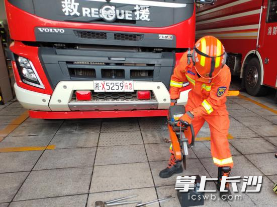 4万余元现金放进存钱罐“只进不出”，消防员成功破拆取出。长沙晚报通讯员 余娜娜 供图