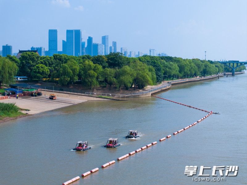 新奇独特的水陆观光方式得到了游客们的青睐。