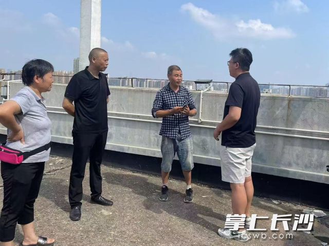 和润社区接到居民反映，利璞大厦小区楼顶的景观亮化灯管存在脱落现象。长沙晚报通讯员 王峰供图