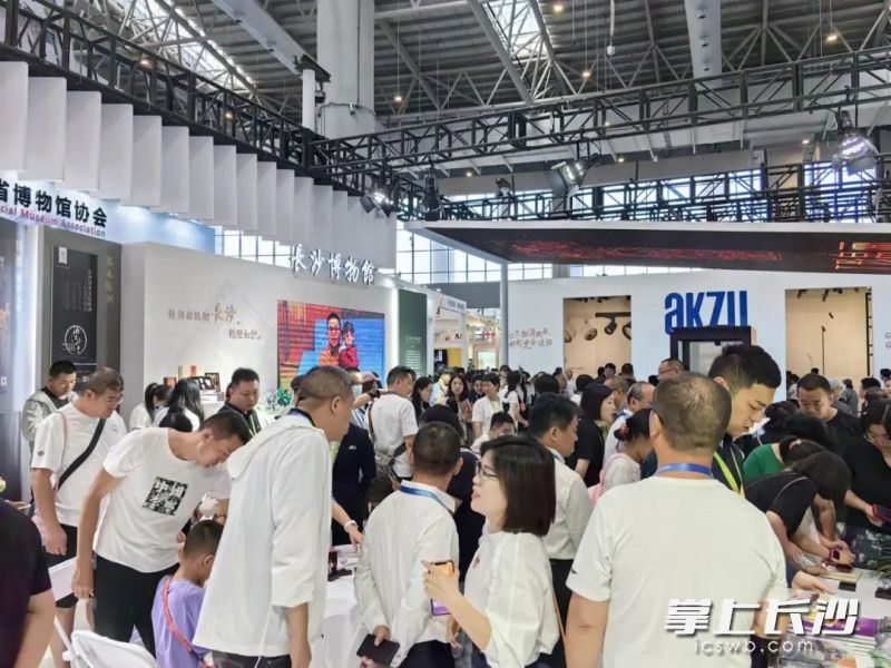 长沙博物馆展区吸引众多游客驻足观看。