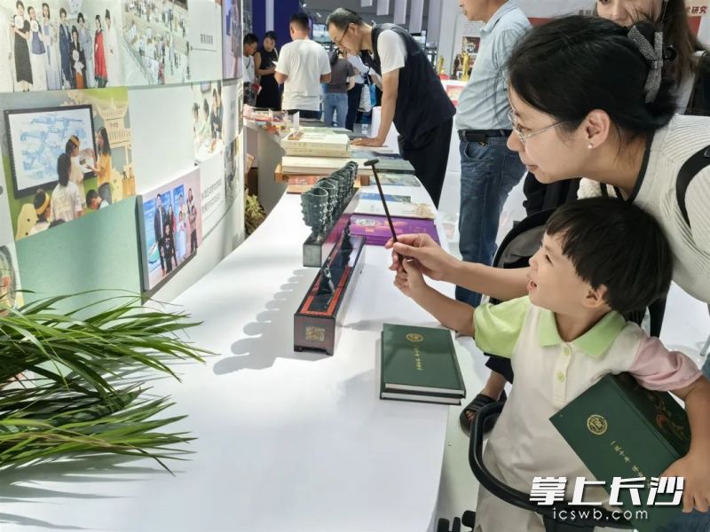 观众在长沙博物馆展区互动体验。