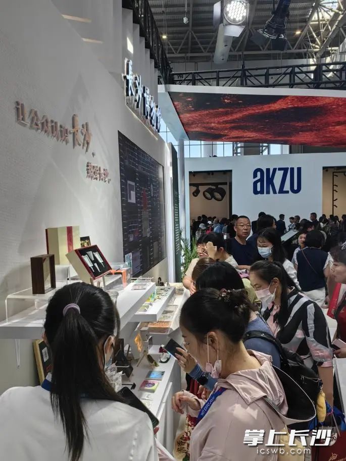 游客现场选购文创产品。 均为长沙博物馆供图