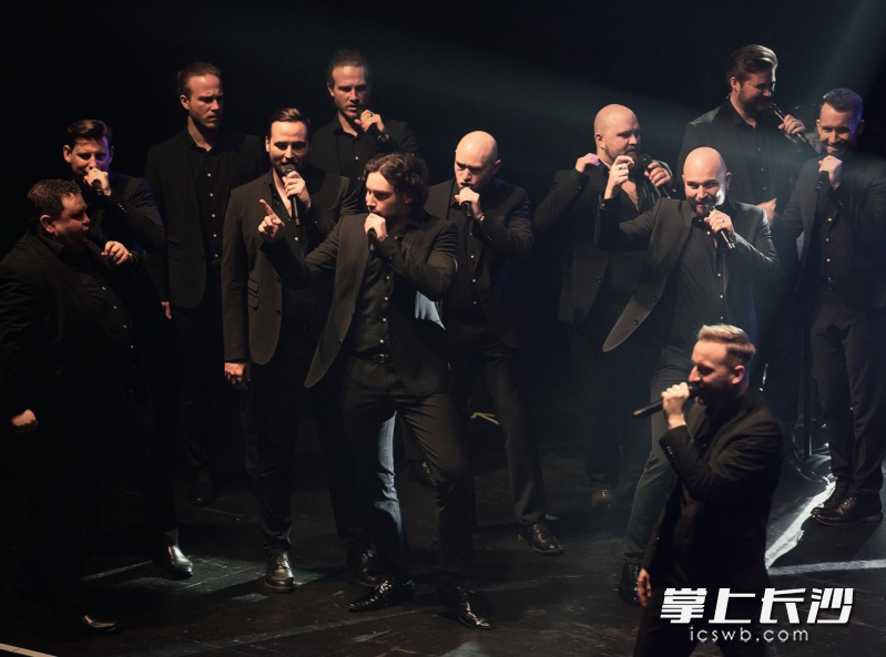 世界十二男高音合唱团剧照。 世界十二男高音合唱团剧照。
