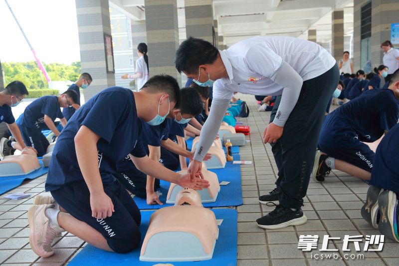 长沙市红十字会工作人员指导军训学生操作心肺复苏。均为长沙晚报通讯员蔡远翔摄
