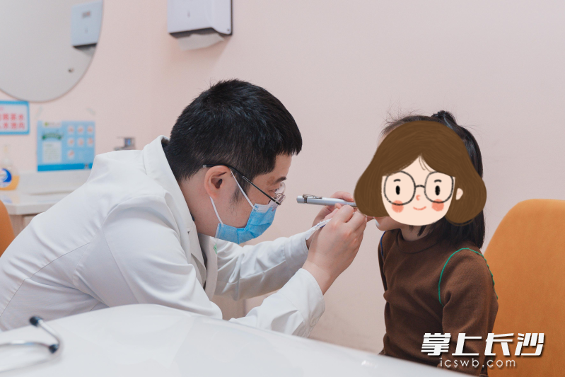 刘潇医生正在看诊。  通讯员供图