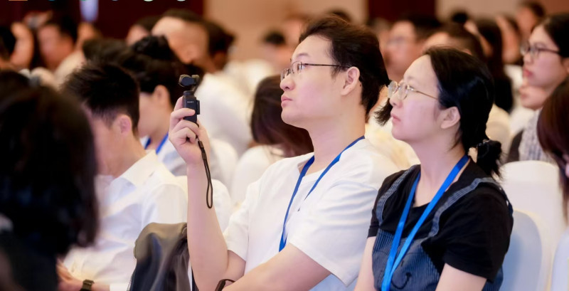 来自全国30多个省市自治区的1000余名中西医医务工作者参会学习并交流经验。 来自全国30多个省市自治区的1000余名中西医医务工作者参会学习并交流经验。