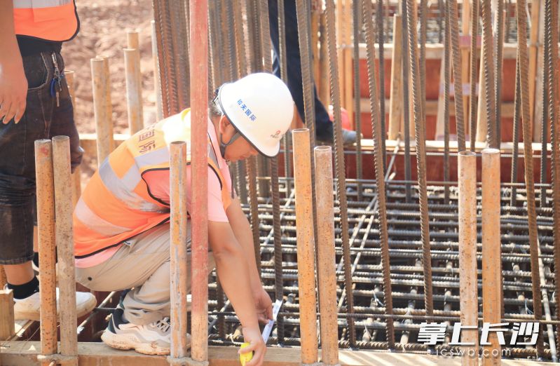 施工人员正加速冲刺暮坪大桥河西联络线项目建设。