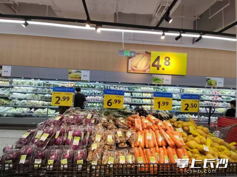 沃尔玛超市内,各种蔬菜琳琅满目。 沃尔玛超市内,各种蔬菜琳琅满目。
