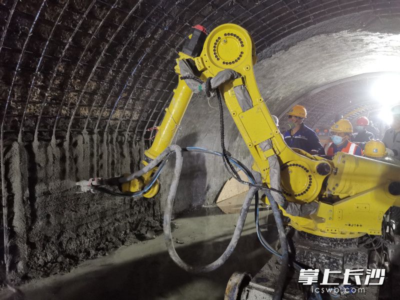 湖南人健宝固高新科技发展有限公司的超高性能混凝土机器人正在喷射（打印）作业。