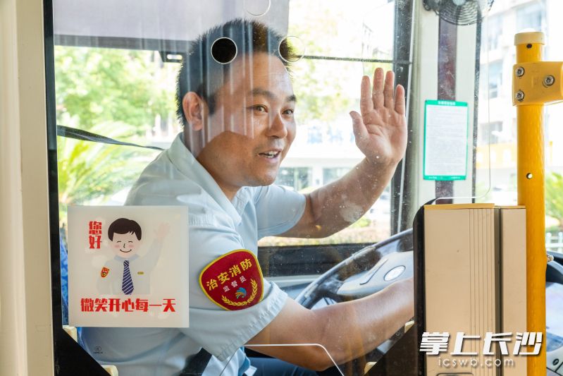 刘洋驾驶室的门上贴着“您好”“微笑开心每一天”。长沙晚报全媒体记者 董阳 摄