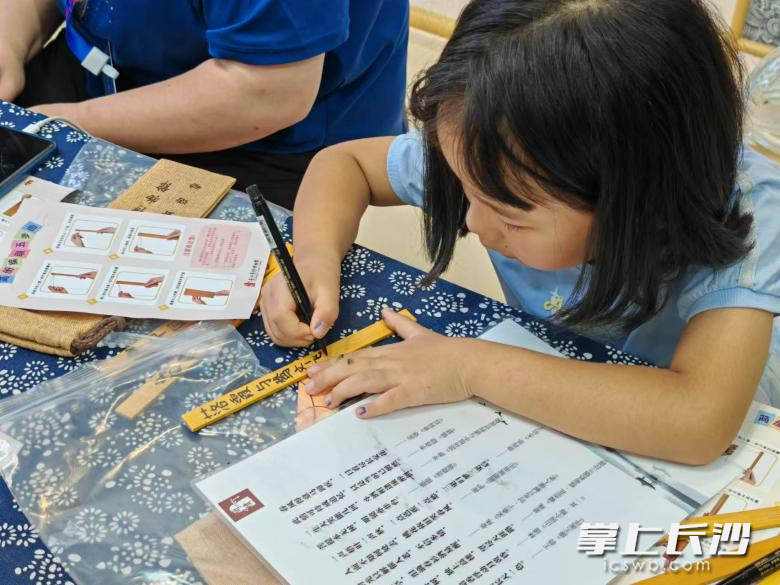 “竹木载文明——简牍书写体验”活动现场。 “竹木载文明——简牍书写体验”活动现场。