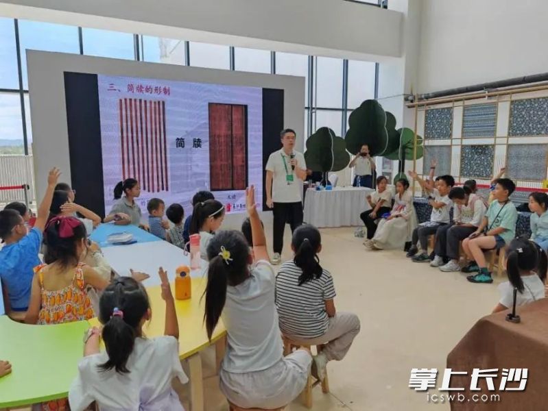 “竹木载文明”简牍知识小课堂,小朋友举手参与互动。 “竹木载文明”简牍知识小课堂,小朋友举手参与互动。