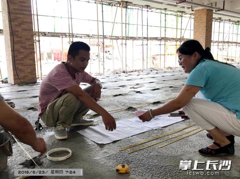学校建设现场，李臻亲历亲为沟通细节。