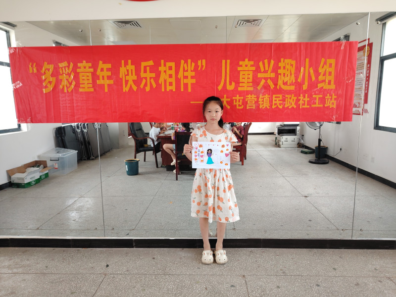 孩子们用自己的画作表达对老师深深的敬意和真挚的感谢。