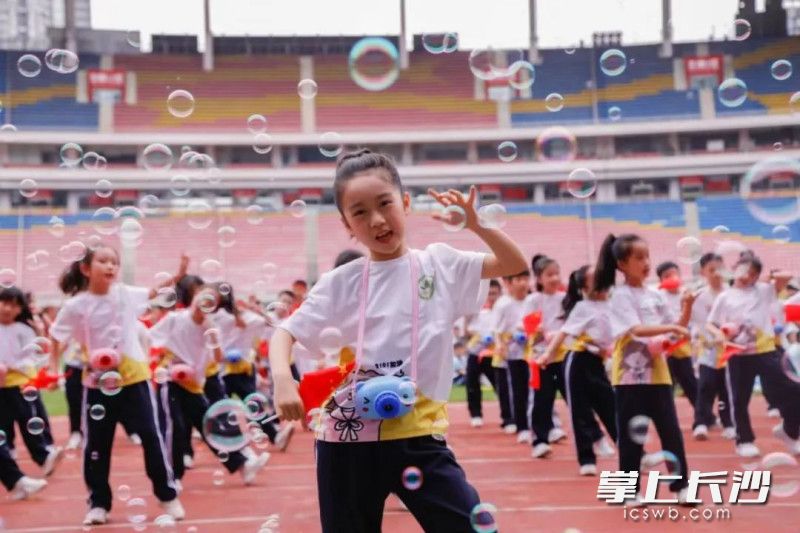 缤纷五彩的校园生活。