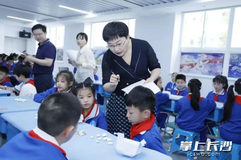 枫树山小学党总支书记、校长张洪波参与到学生们的劳动课技能学习中。 均为学校供图