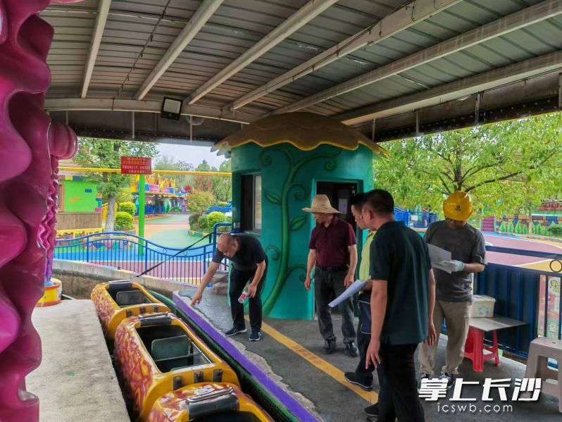 长沙市市场监管局对全市45家大型游乐设施运营单位开展全覆盖检查。长沙晚报通讯员 宇薇 供图