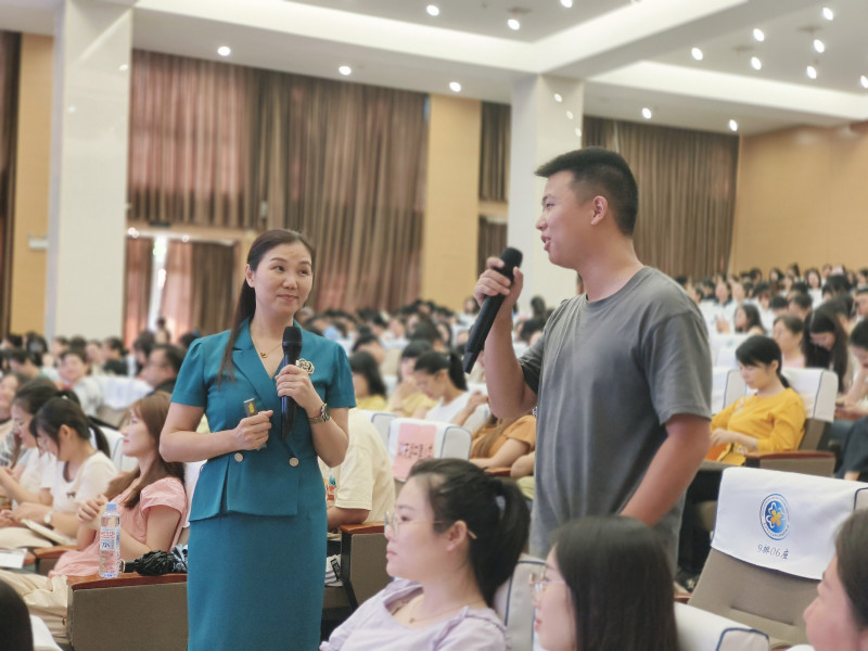 参加培训的教师与授课老师互动。