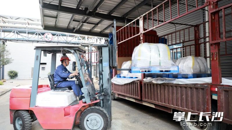 中伟股份钠电池聚阴离子前驱体首批产品在贵州铜仁产业基地（上市主体）下线并交付客户。
