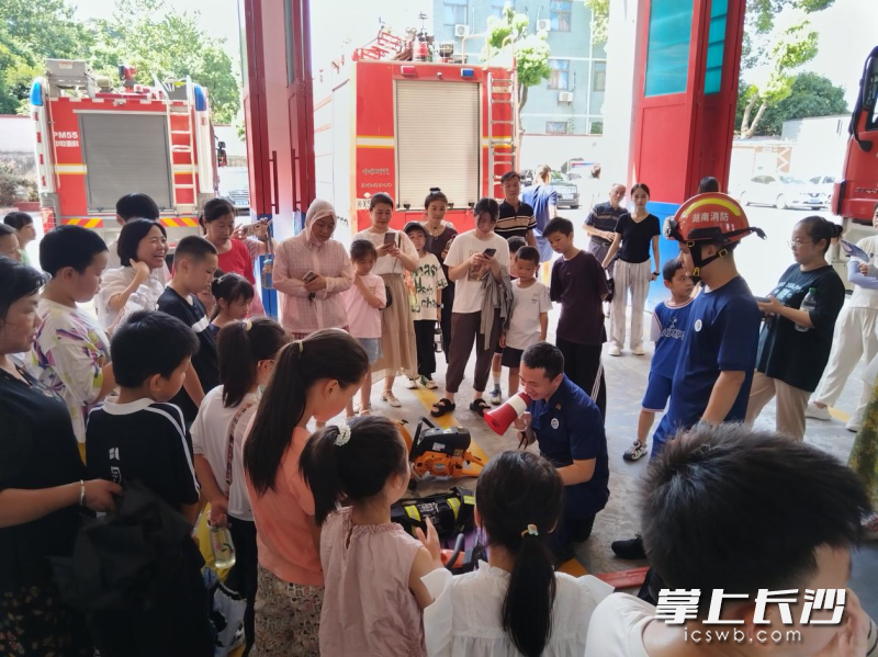 暑期安全“不放假”！40名师生走进消防站。长沙晚报通讯员 谢梦嘉 供图