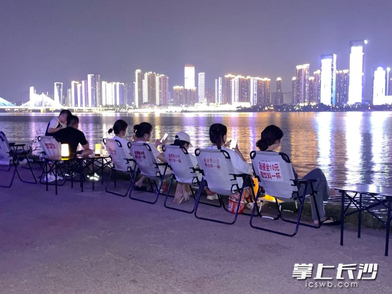 北辰滨江公园江边，市民坐在休闲座椅上纳凉。长沙晚报全媒体记者 陈星源 实习生 张千一 摄