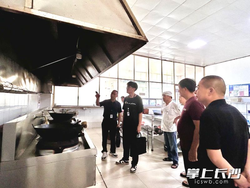 宁乡市环委办组织开展“扫街行动”，针对餐饮油烟、工地扬尘等城市细微污染源开展现场督查。 长沙晚报全媒体记者 张禹 通讯员 刘梓琦 许颂坚 摄影报道