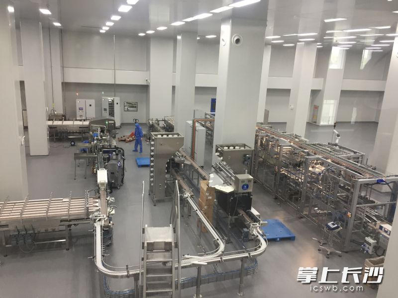 全自动化的澳优生产车间。 长沙晚报全媒体记者 周斌 摄