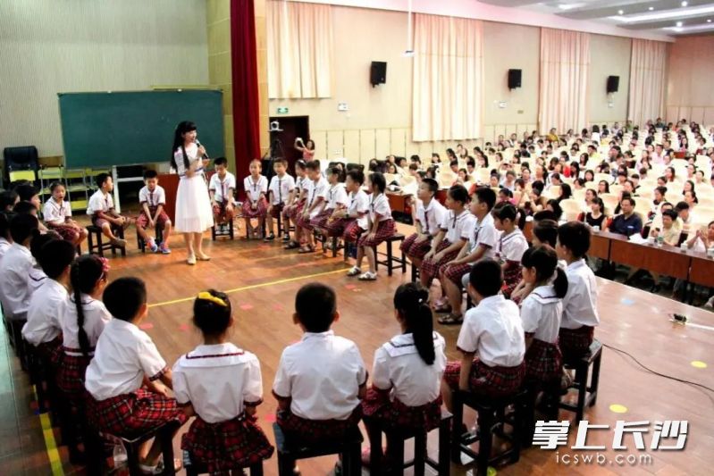 欧蓉不仅坚持做教改教研，而且坚持带头上好示范课。照片由学校提供