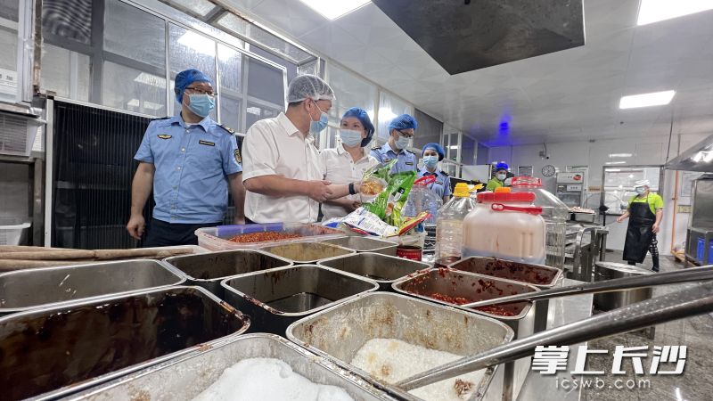 长沙市市场监管部门在对学校食品安全开展监管检查。长沙晚报全媒体记者 周辉霞摄