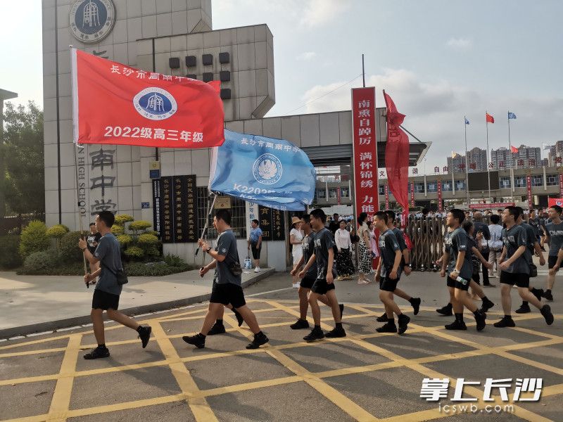 周南中学高一新生、高三学生共2300余人挑战“十公里毅行”。 均为通讯员供图