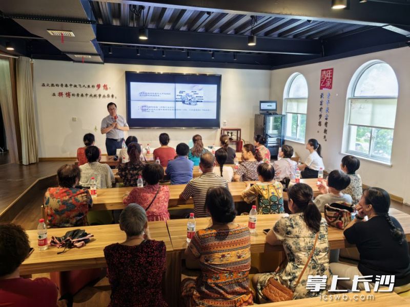 健康知识讲座让更多居民在家门口就能与医学“大咖”近距离接触。 咸嘉湖街道供图