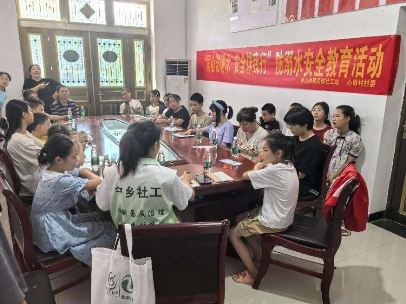 青山桥镇民政社工站开展“同心防溺水 安全伴我行”防溺水安全教育活动。图片由通讯员提供