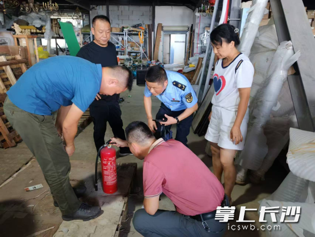 大托铺街道应急事务中心工作人员对辖区内工贸企业开展高温天气安全检查。