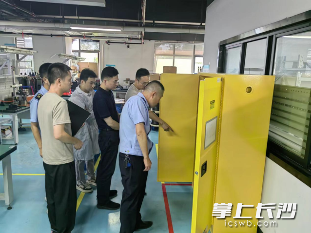 今年7月底以来，湘江新区深入开展高温暑期工贸安全监管百日攻坚行动，全力织密安全“防护网”。 长沙晚报通讯员 向玲娅供图