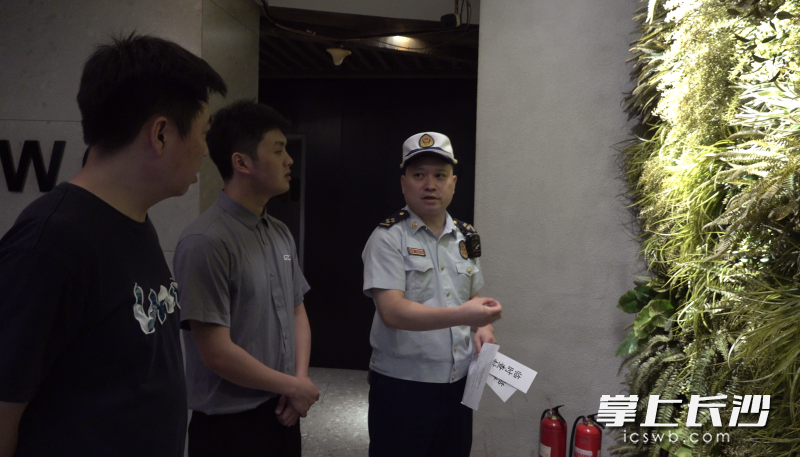 消防监督员发现该场所墙面存在大量可燃材料装修、装饰，场所内电气线路敷设在可燃材料上面等。均为长沙晚报通讯员 胡承婧 供图