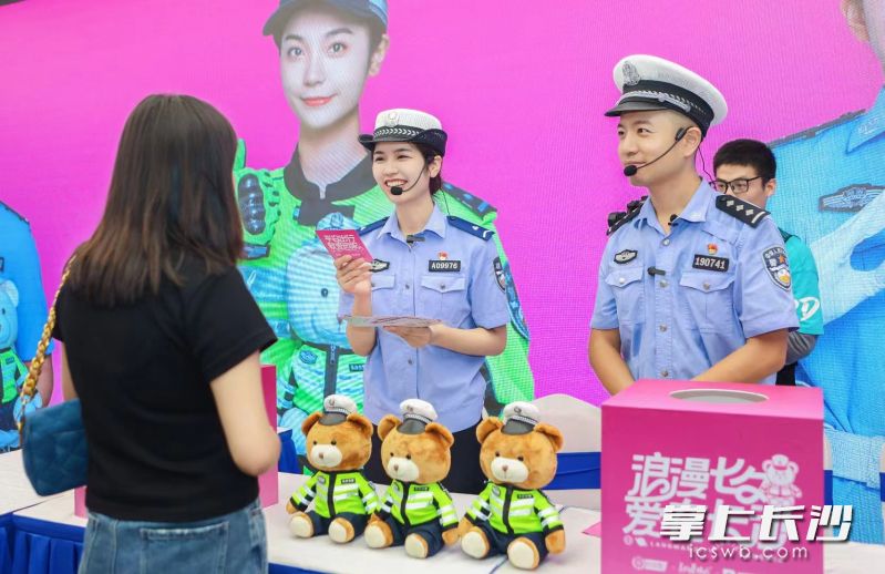 石文宇（右一）和同事在宣传交通安全知识。