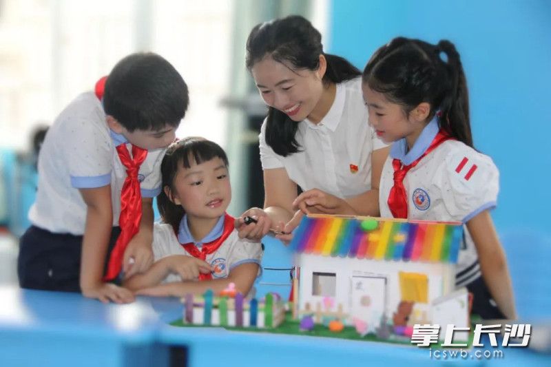 肖陈慧跟孩子们在一起讨论创新课程。照片由学校提供